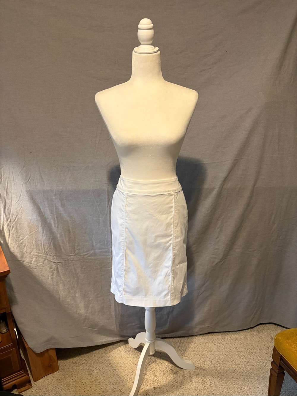 White House Black Market White Women's Knee-Length Skirt detailed back